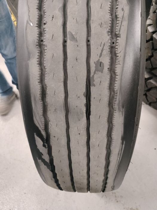 Pneu semi novo 315/80R22,5
