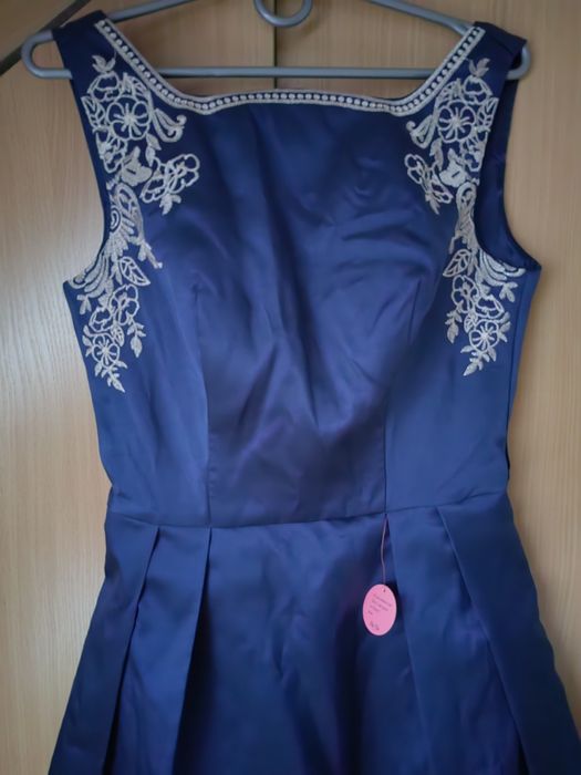 Suknia midi granatowa z beżowo-złotym haftem r. 38"Chi Chi London"nowa