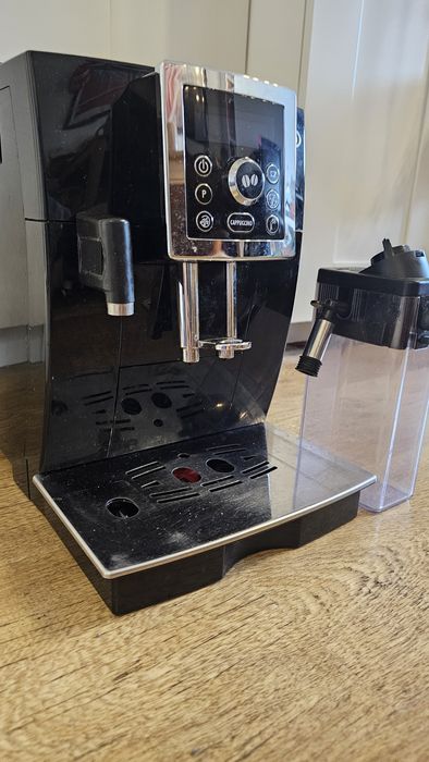 Ekspres do kawy ciśnieniowy Delonghi ECAM 23.460.b super stan