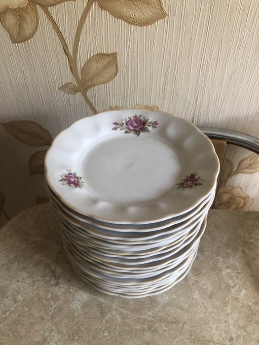 Посуд фарфоровий: тарілки, оселедочніци