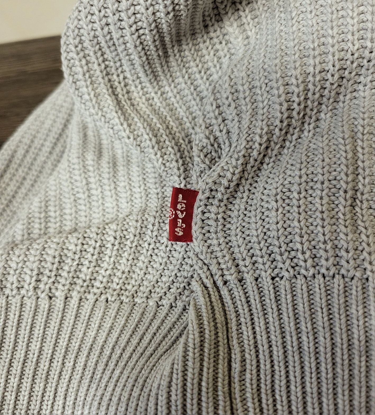 Klasyczny, semi-casualowy sweter z golfem/stójką od Levi's