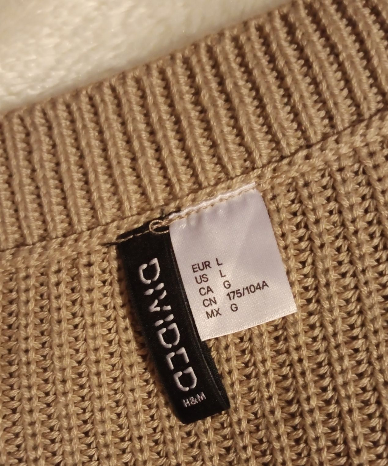 Beżowy sweter damski Divided H&M z dekoltem w serek