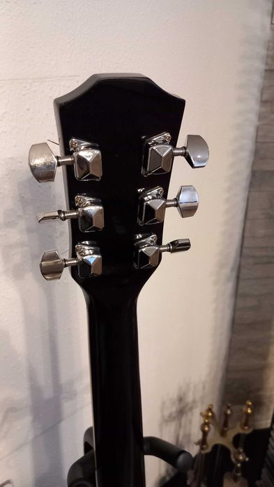 Mikołaj ! Gitara i wzmacniacz elektroakustyczna .Akcesoria