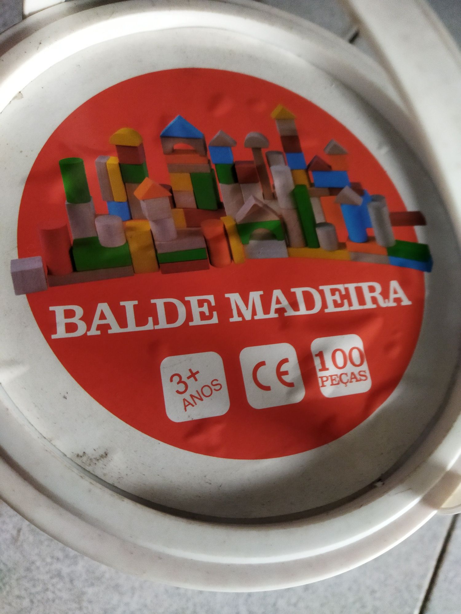 Balde com cubos de madeira