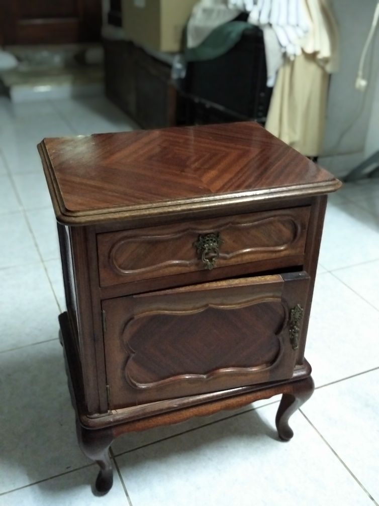 Mesinha de cabeceira antiga