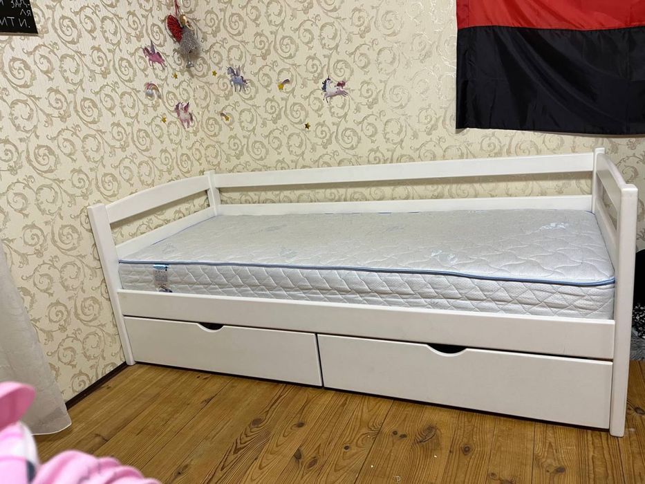 Зручне біле ліжко з матрацом та шухлядами