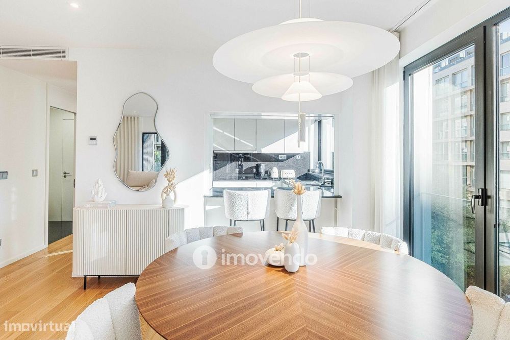 Apartamento T2 de luxo, com estacionamento, nas Avenidas Novas