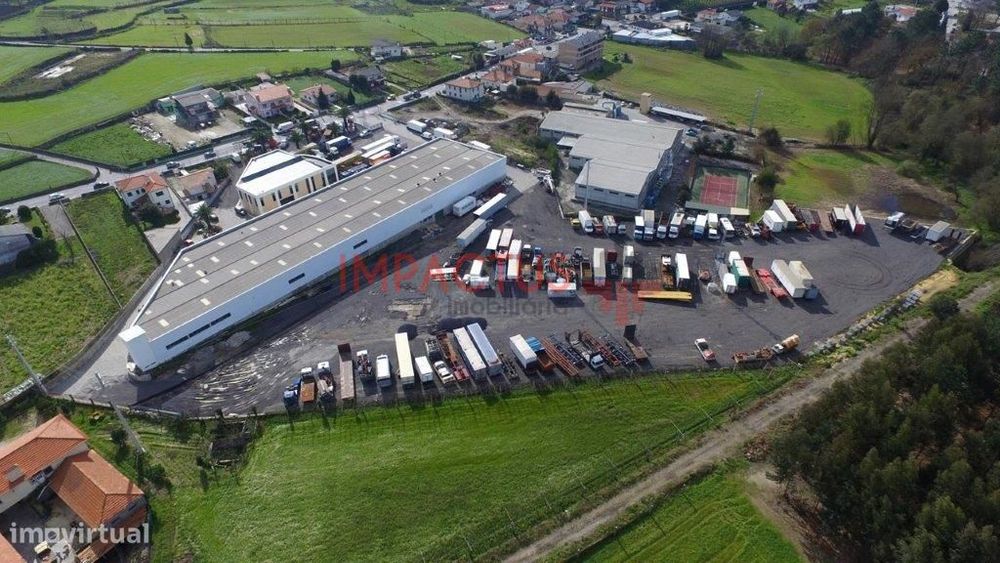 Armazém em terreno de 20 148m2 com bons acessos