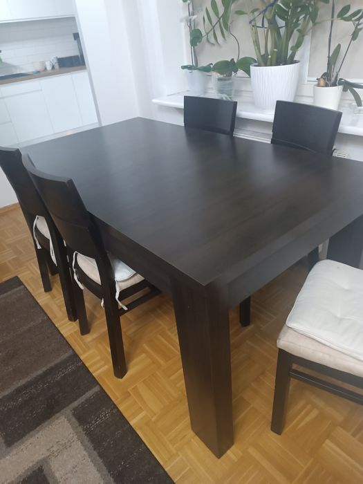 Stół i sześć krzeseł