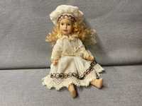 Porcelanowa lalka ok 20 - 25cm beżowa welurowa sukienka blond loki