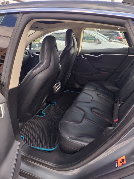 Tesla model S робоча конячка