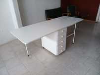 Mesa com gavetas