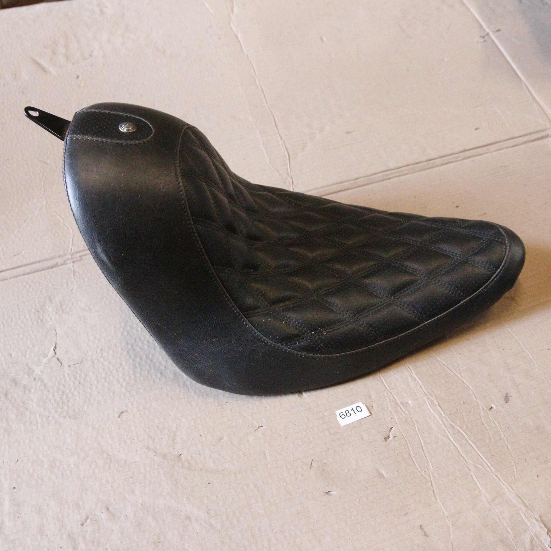 6810 Siedzenie HARLEY 08-14 FXDF RSD MUSTANG SOLO seat boss