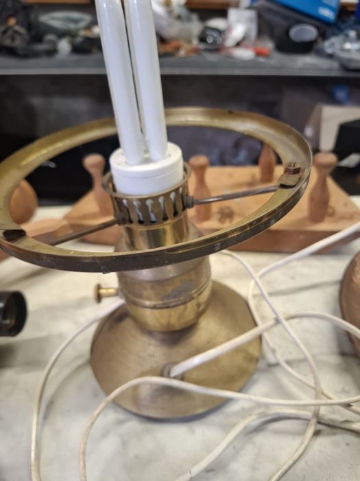 Lampka mosiężna bez klosza. Zasilanie 230V.