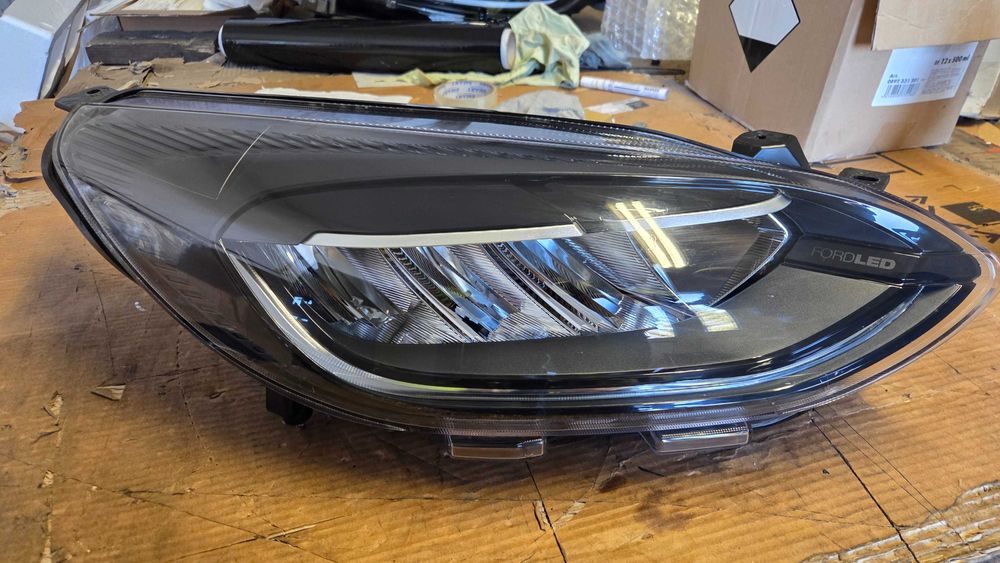 Lampa prawy przód Ford Fiesta MK8 full led Lift
