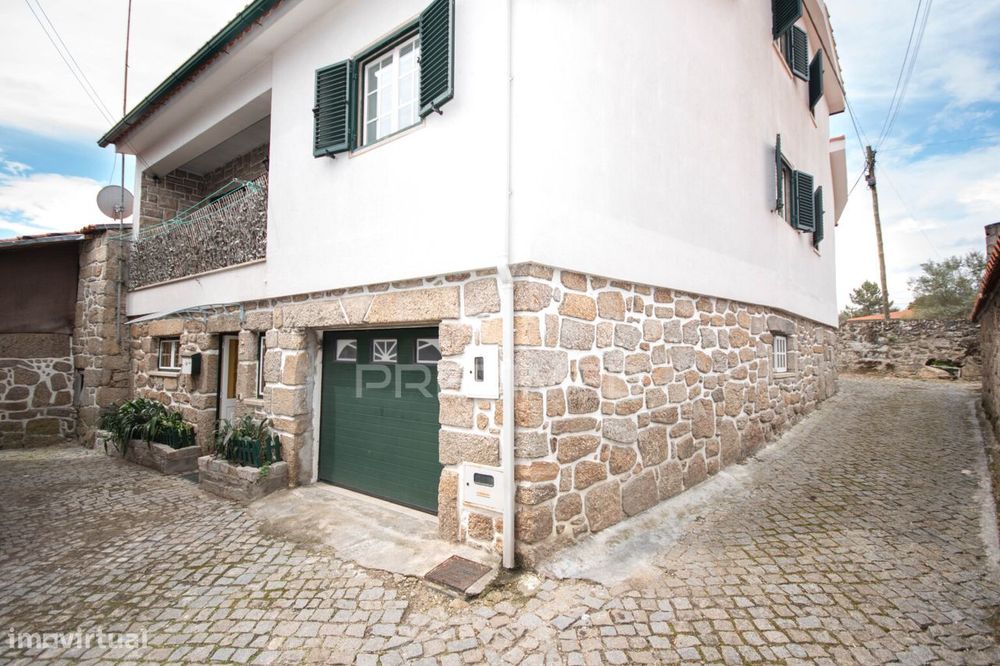 Moradia T3 localizada na  aldeia da Lageosa do Mondego, no concelho...