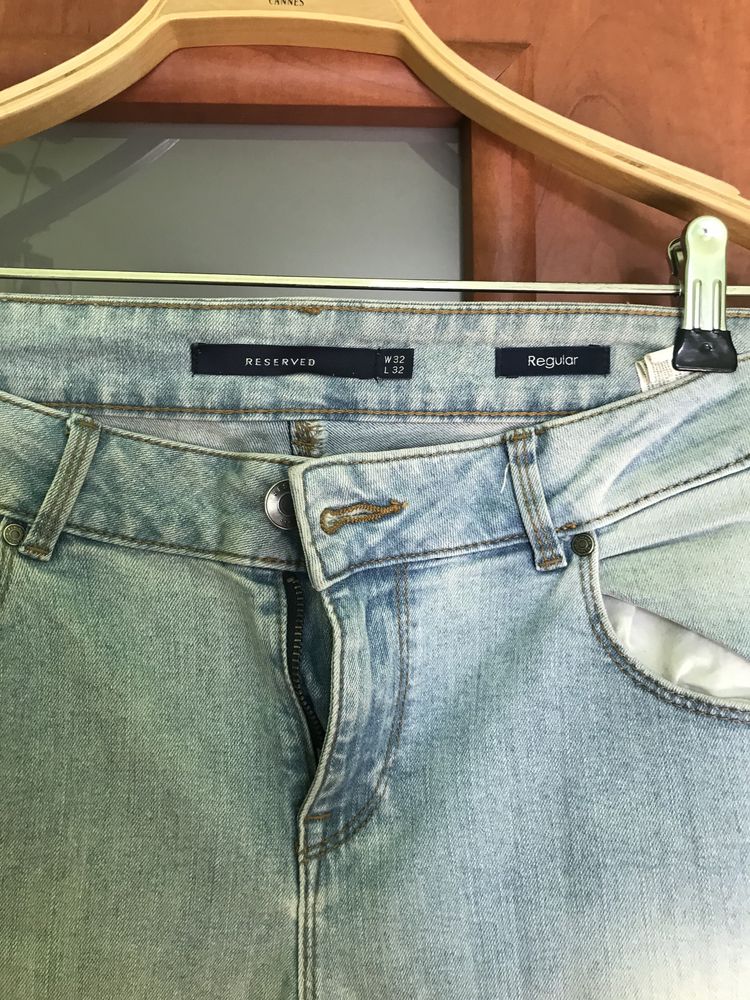 Spodnie jeansowe regular Reserved