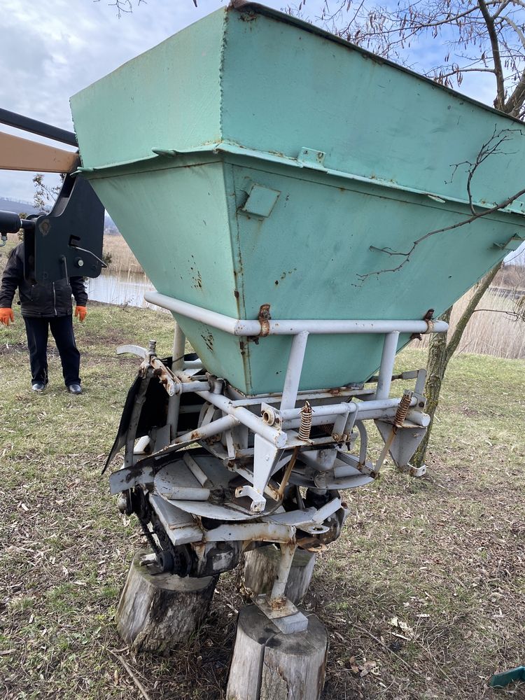 Розкидач мінеральних добрив РУН-500