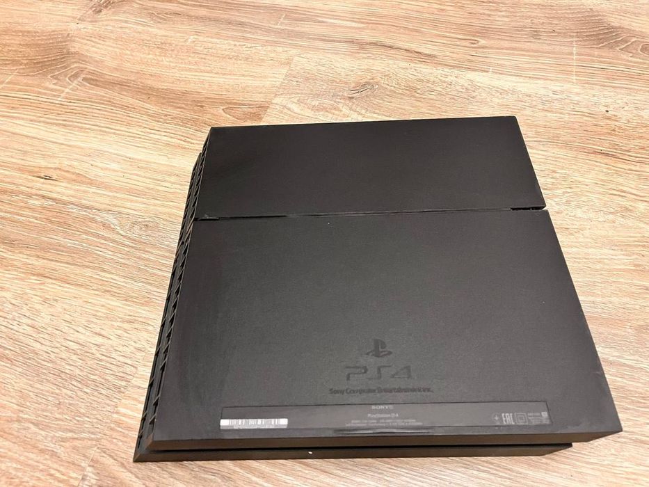 PS4 Slim 1TB — як нова, в комплекті 3 гри, тиха