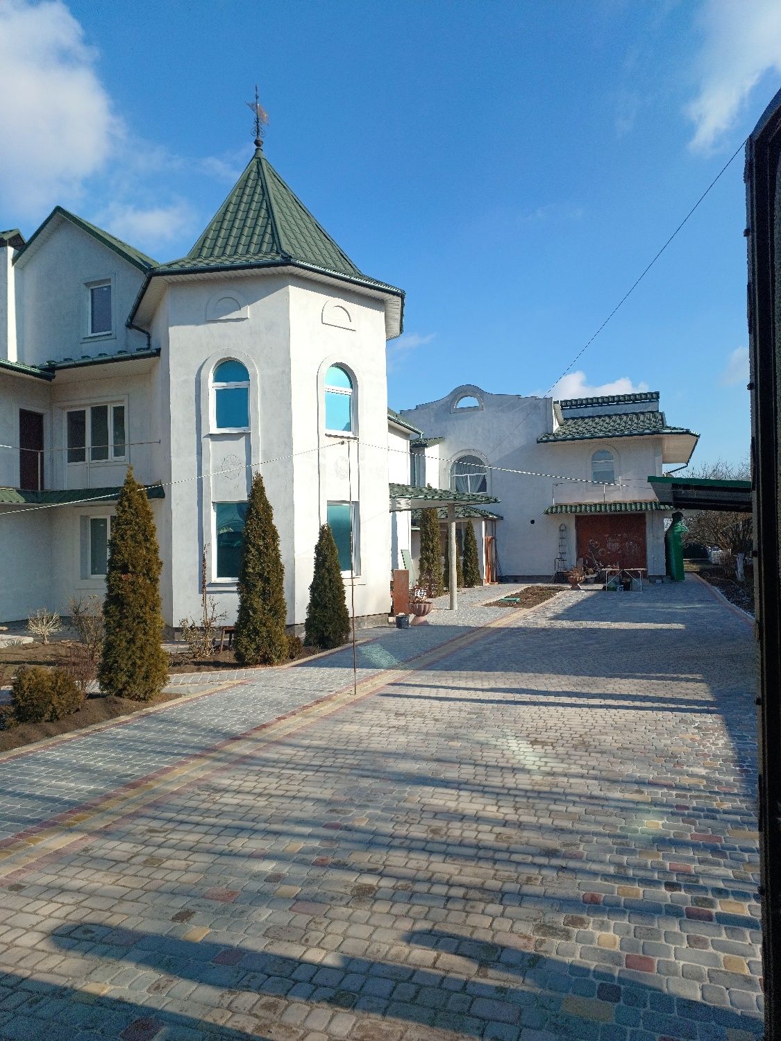 Продам два будинка на одному подвір'ї