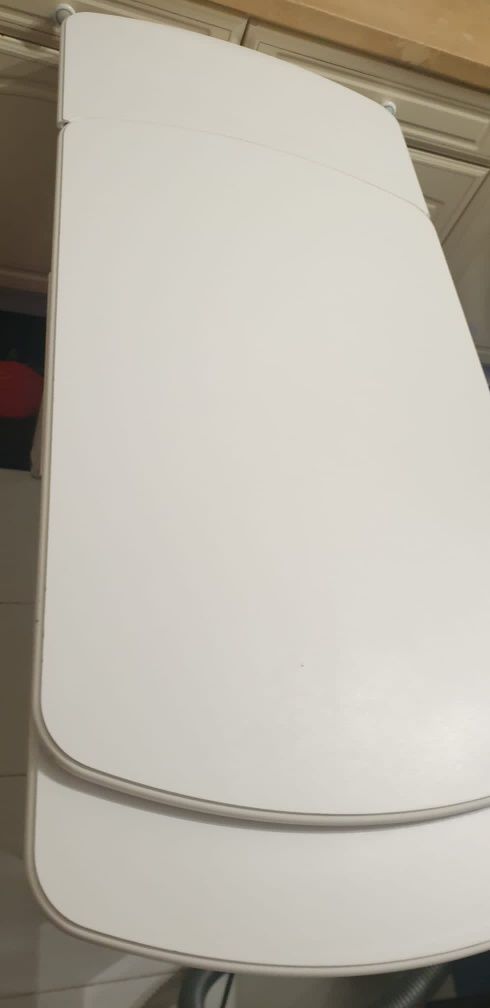 Mesa branca lacada com 2 cadeiras