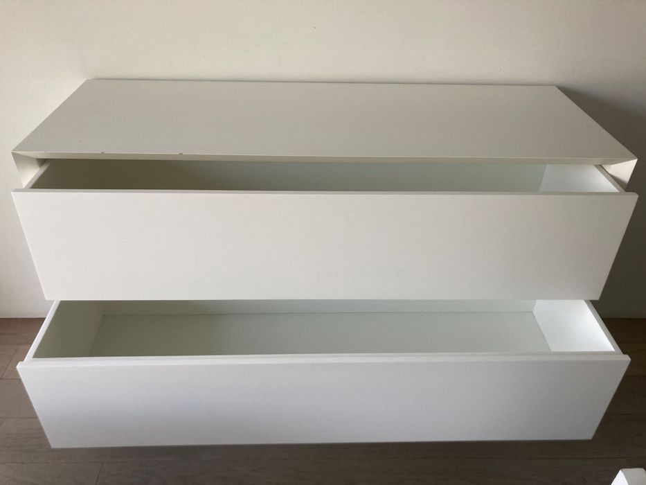 Cómoda branca em madeira para quarto ou sala