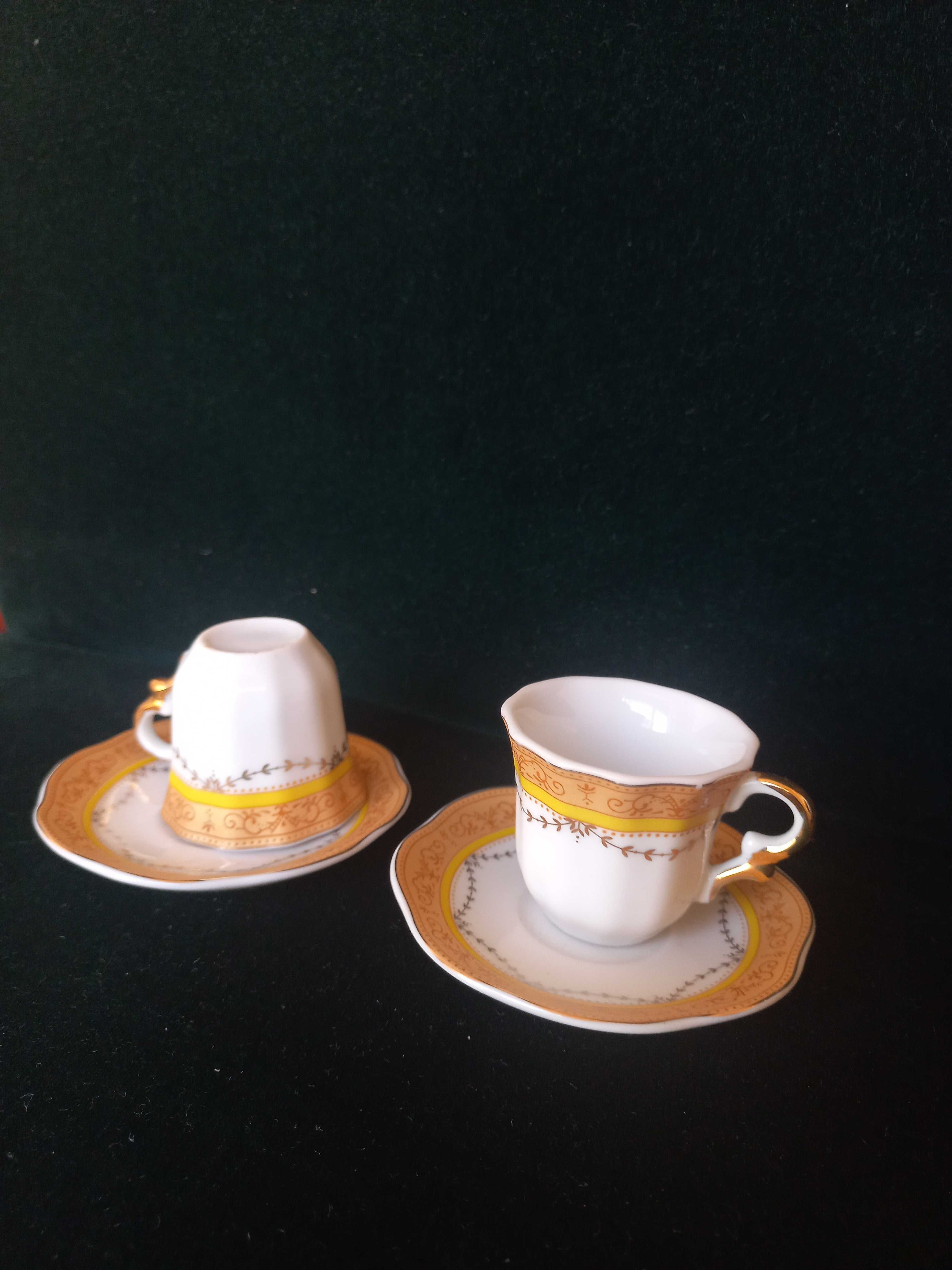 2 chávenas miniaturas