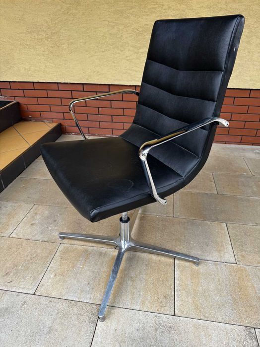 fotel do biurka kręcony czarny chrom krzesło konferencyjne biurko stół