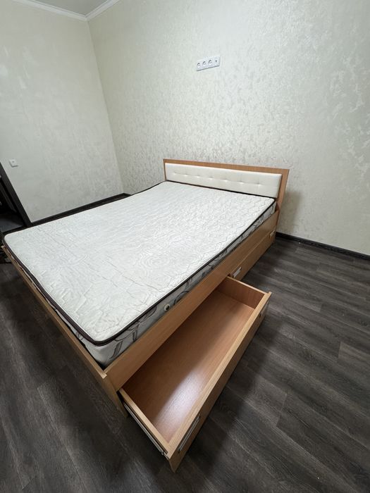 Продам двоспальне ліжко з матрацом в чудовому стані