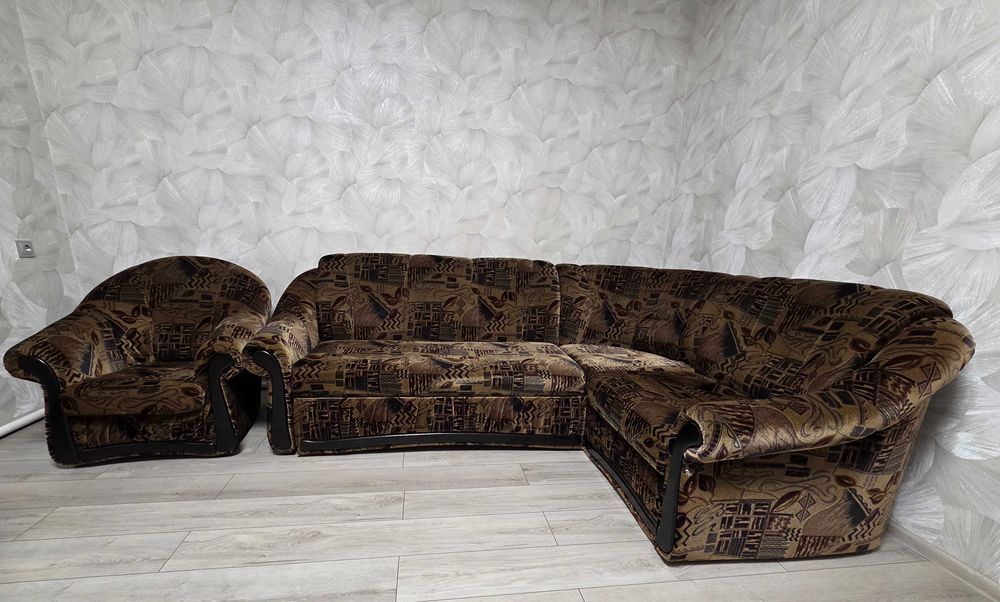 Продам кутовий диван з кріслом
