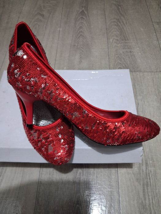 Czerwone cekinowe szpileczki