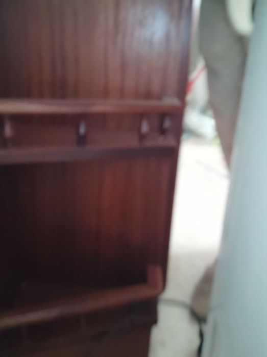 Móvel em mogno com pedra de granito