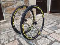 Rodas bicicleta de estrada de disco com pneus, montar e andar...