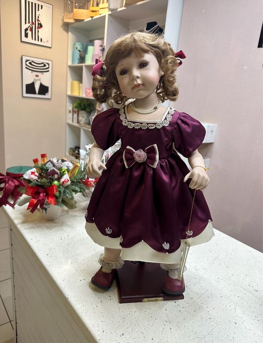 Кукла фарфорова колекционная