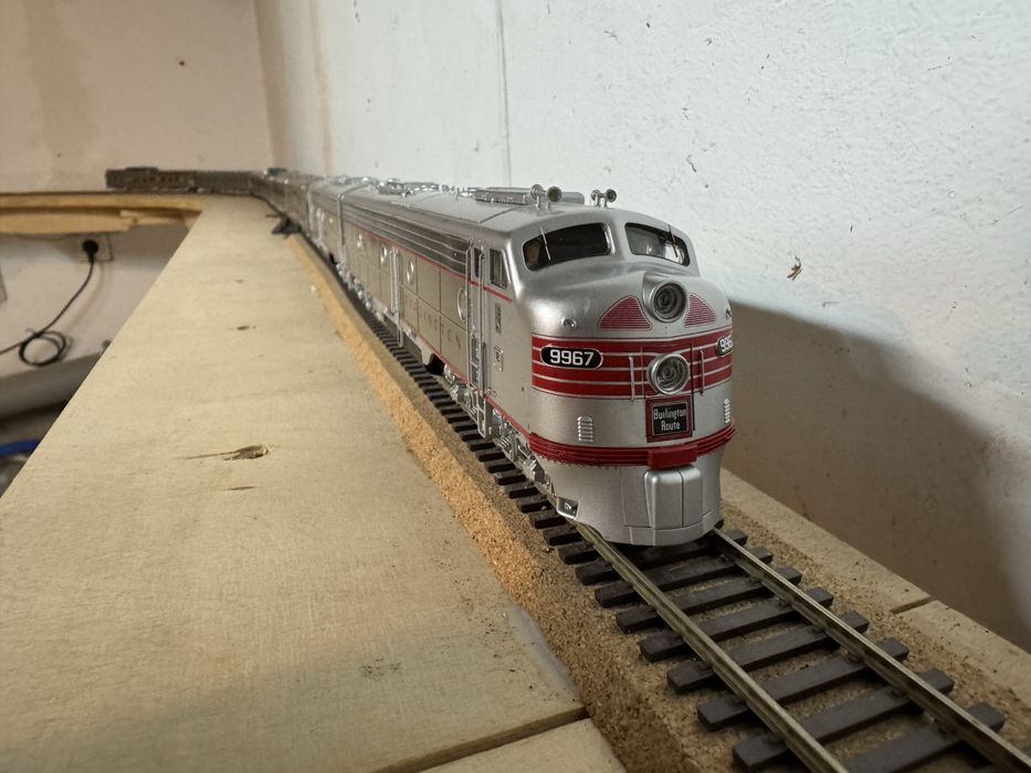 Lokokotywa EMD E8A dwa czlony, 6 wagonow z oswietleniem, DŹWIĘK, DCC.