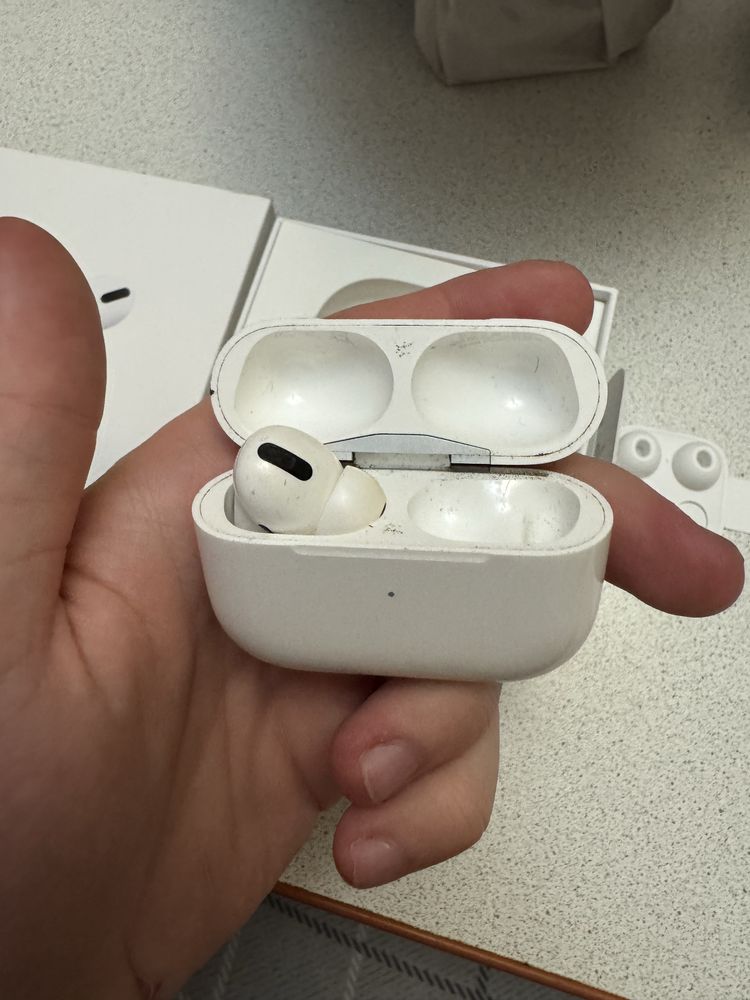 Airpods pro лівий навушник та кейс