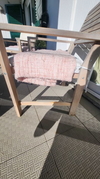 Conjunto de móveis de jardim de madeira, incluindo mesas e cadeiras