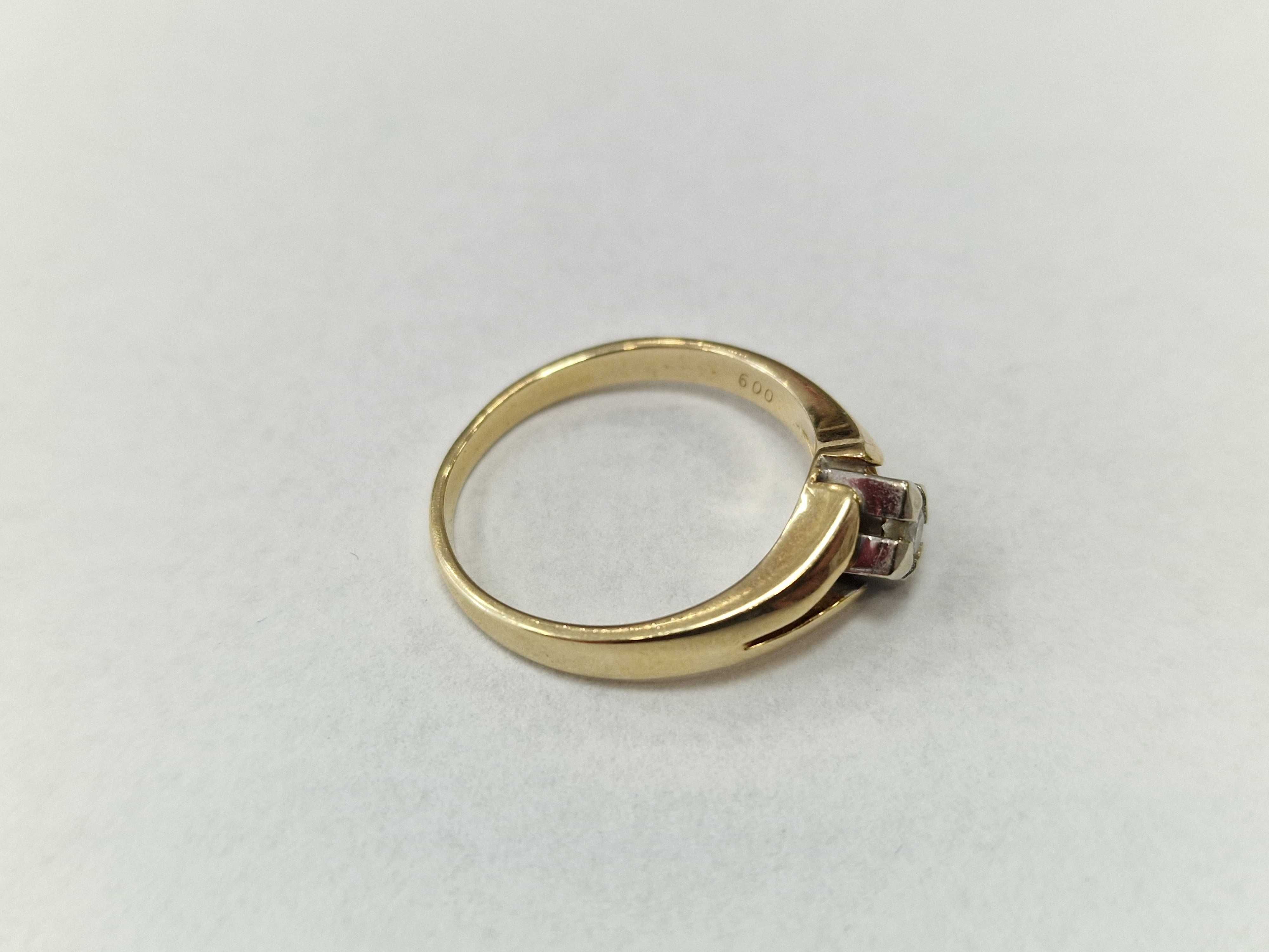 Złoty pierścionek/ 585/ 4.16 gram/ R16.5/ DIA ~~ 0.09 CT/ Europa Zacho
