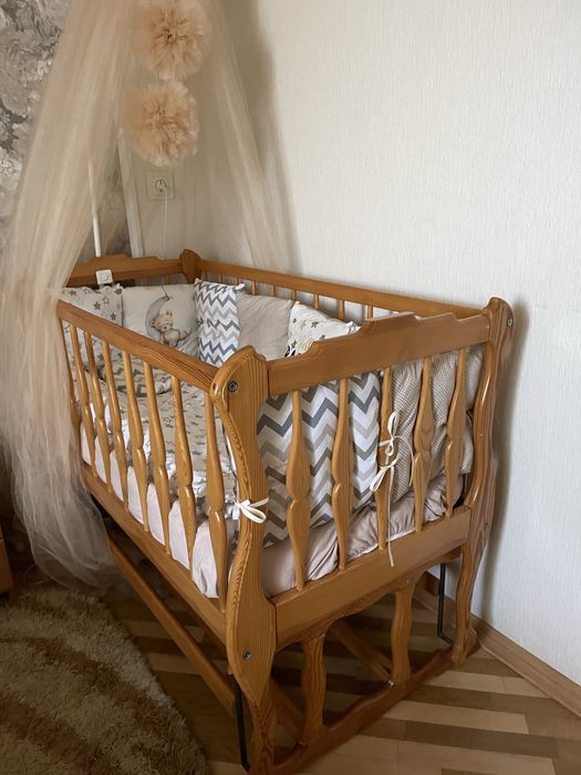 Дитяче ліжечко-колиска , матрац, постіль, тримач.