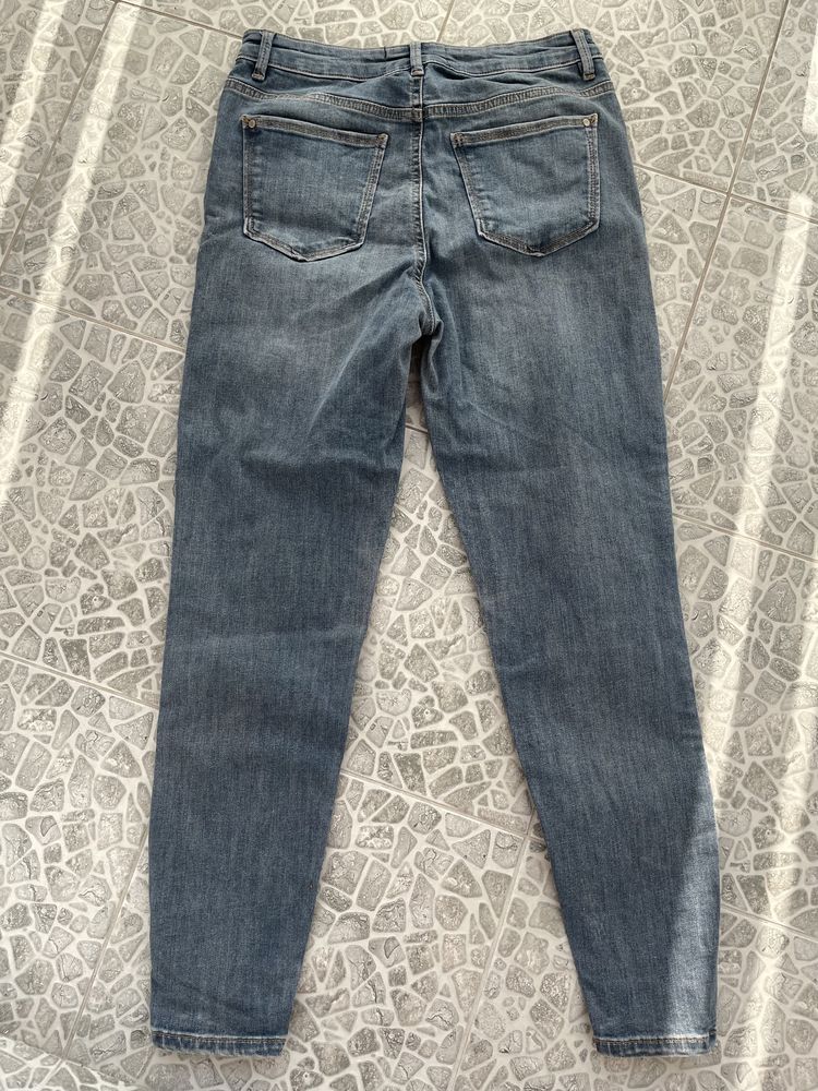 Jeansy skinny Reserved