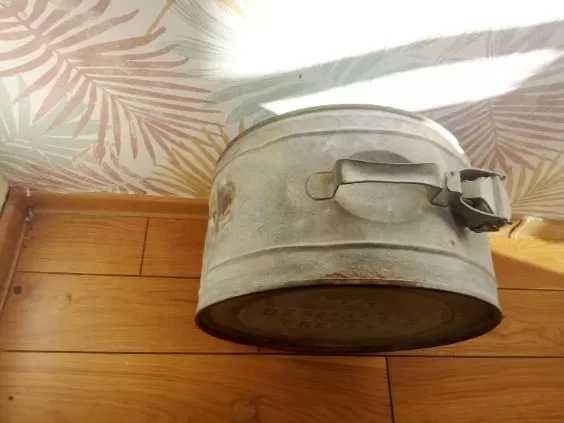 kanister pochodzący z Francji 1 i dwie dodatkowe ze II WS