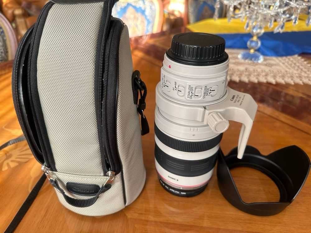 Canon EF 28-300mm f/3.5-5.6L IS USM в гарному стані.