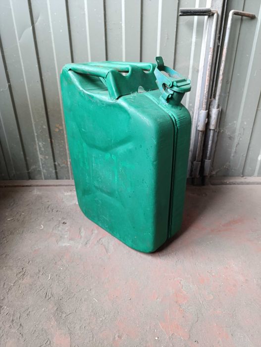 Каністра металева 20 л. Пластикові