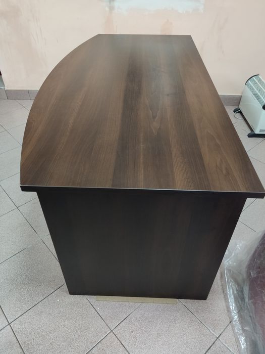 Шикарний стіл для дому чи офісу