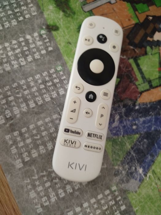 Телевізор KIVI з пультом та кріпленням ну з штативом в гарному стані