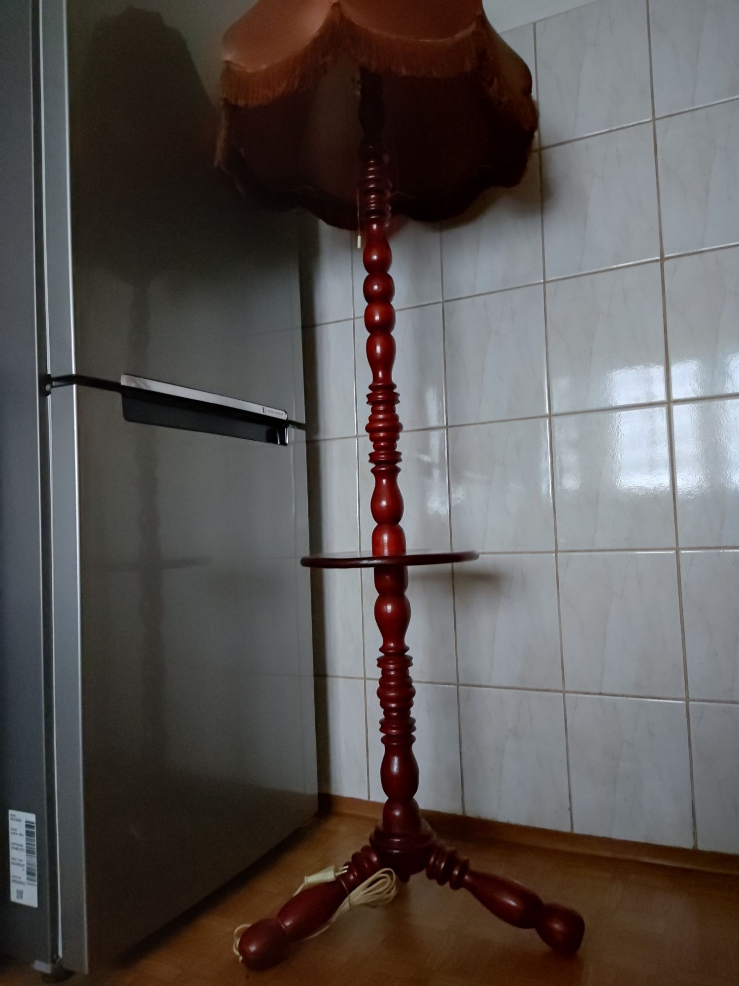Lampa podłogowa że stolikiem