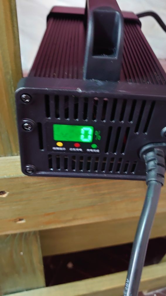 Швидкісна зарядка для батареї електроскутера на 72v  15А. Абсолютно но