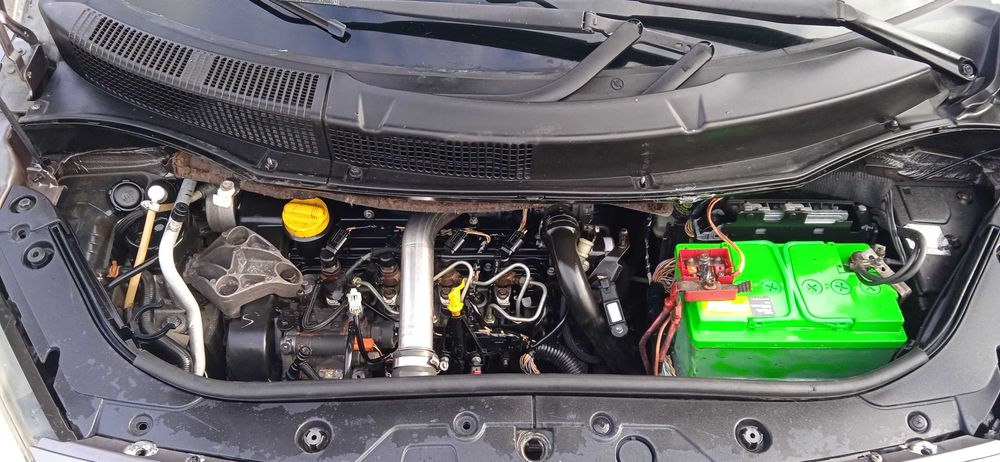 Мінівен Renault Scenic 2005 року. Двигун 1,5 DCI