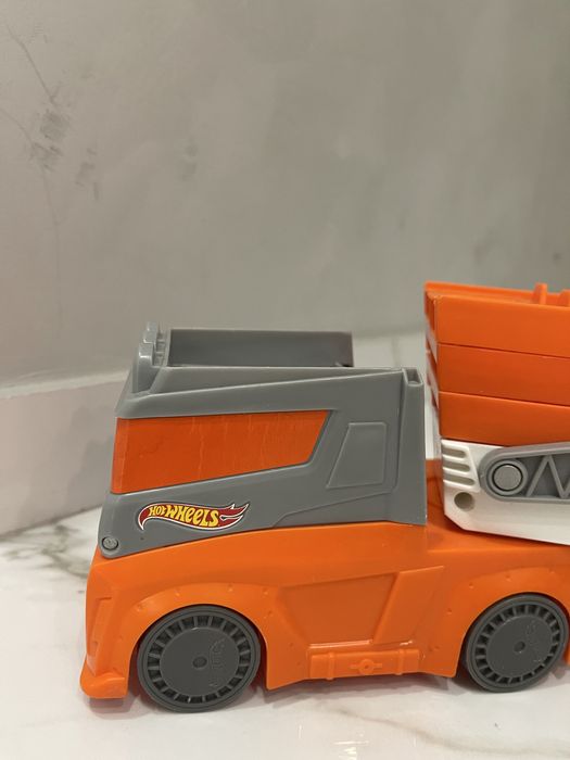 Автовоз хот вілс (вантажівка-транспортер)