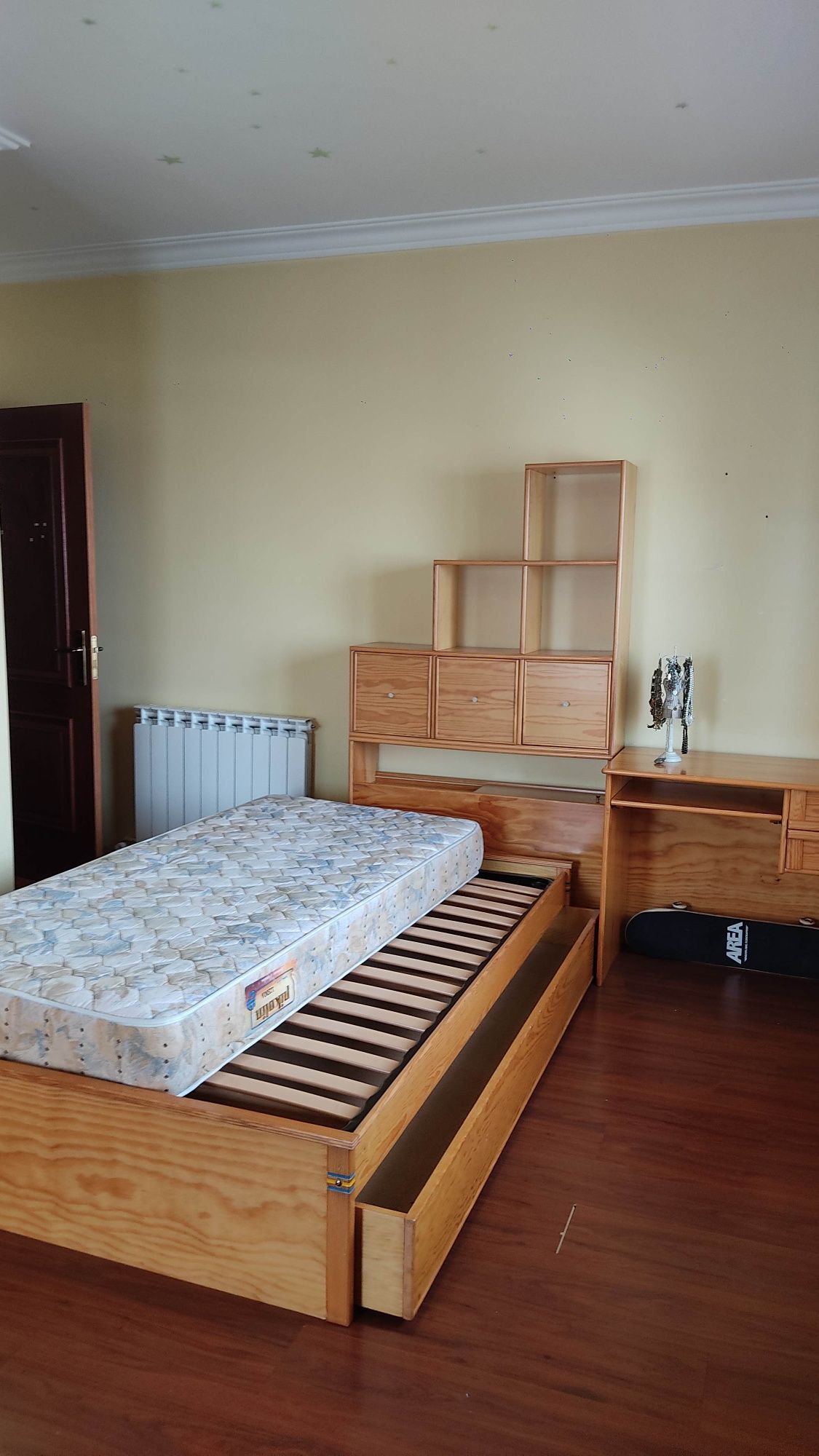 Quarto de solteiro em pinho